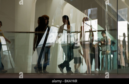 Vistiors se reflètent dans le verre au Milwaukee Art Museum plus conçue par Santiago Calatrava. Banque D'Images