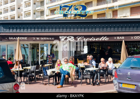 La Croisette , Cannes , le 72 Croisette bar , brasserie , restaurant avec diners profitant du soleil du printemps Banque D'Images