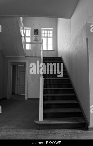 Escalier dans le Minenverwalter ou Maison des directeurs de mine des dunes de sable, Kolmanskop Ghost Town près de Lüderitz, Namibie Banque D'Images