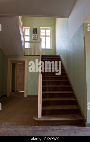 Escalier dans le Minenverwalter ou Maison des directeurs de mine des dunes de sable, Kolmanskop Ghost Town près de Lüderitz, Namibie Banque D'Images