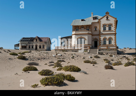 Vue sur le Minenverwalter et Buchhalter Maisons du dunes de sable, Kolmanskop Ghost Town près de Lüderitz, Namibie Banque D'Images