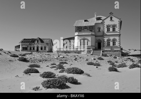 Vue sur le Minenverwalter et Buchhalter Maisons du dunes de sable, Kolmanskop Ghost Town près de Lüderitz, Namibie Banque D'Images