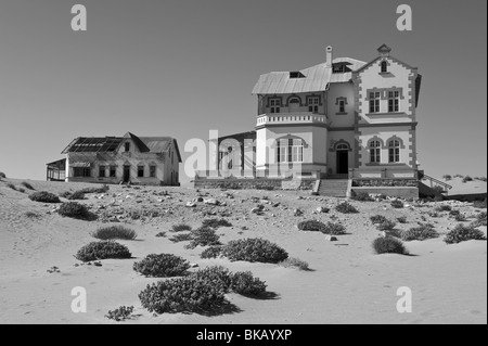 Vue sur le Minenverwalter et Buchhalter Maisons du dunes de sable, Kolmanskop Ghost Town près de Lüderitz, Namibie Banque D'Images