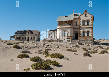 Vue sur le Minenverwalter et Buchhalter Maisons du dunes de sable, Kolmanskop Ghost Town près de Lüderitz, Namibie Banque D'Images