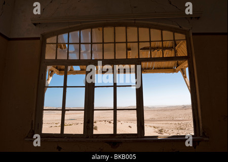 Vue depuis le Buchhalters, Livre Keeper ou agréés House, Kolmanskop Ghost Town près de Lüderitz, Namibie Banque D'Images