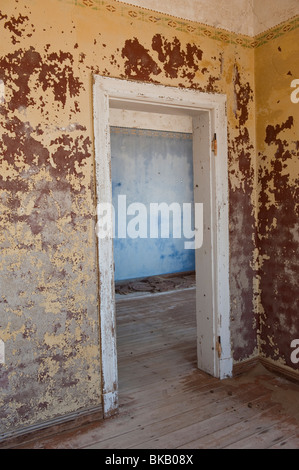 Dans l'embrasure de la chambre à coucher maison Quartiermeisters, Kolmanskop Ghost Town près de Lüderitz, Namibie Banque D'Images