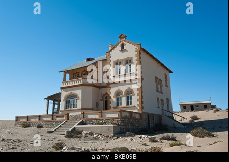 Le Minenverwalter ou directeurs de mine House en Kolmanskop Ghost Town près de Lüderitz, Namibie Banque D'Images