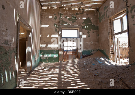 Dune de sable (Retrouver la Maison des ingénieurs de Kolmanskop près de Lüderitz, Namibie Banque D'Images