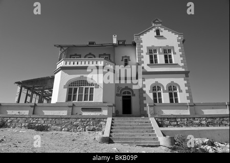 Le Minenverwalter ou directeurs de mine House en Kolmanskop Ghost Town près de Lüderitz, Namibie Banque D'Images