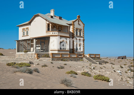 Le Minenverwalter ou directeurs de mine House en Kolmanskop Ghost Town près de Lüderitz, Namibie Banque D'Images