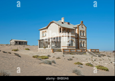 Le Minenverwalter ou directeurs de mine House en Kolmanskop Ghost Town près de Lüderitz, Namibie Banque D'Images