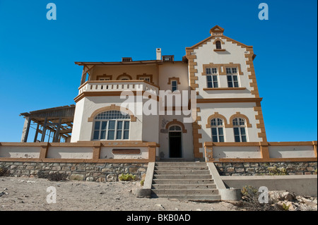 Le Minenverwalter ou directeurs de mine House en Kolmanskop Ghost Town près de Lüderitz, Namibie Banque D'Images