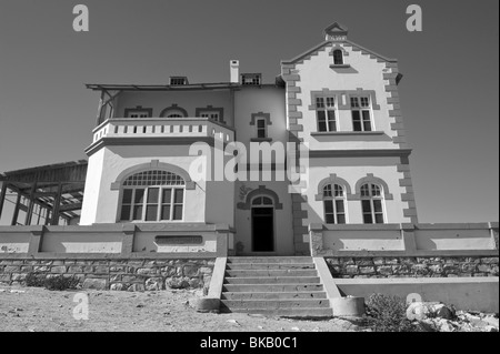 Le Minenverwalter ou directeurs de mine House en Kolmanskop Ghost Town près de Lüderitz, Namibie Banque D'Images