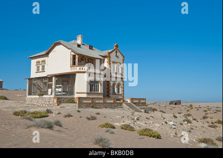 Le Minenverwalter ou directeurs de mine House en Kolmanskop Ghost Town près de Lüderitz, Namibie Banque D'Images