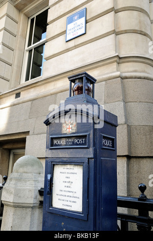 Ancien Bleu Appel Public Police Police d'origine ou de poste téléphone à St Martin's Le Grand City de Londres Angleterre Royaume-uni Grande-Bretagne Banque D'Images