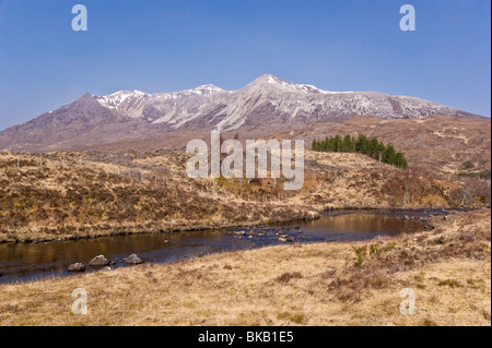 S'élevant au-dessus de Beinn Eighe Glen Torridon Wester Ross l'Écosse avec river Torridon au premier plan. Banque D'Images