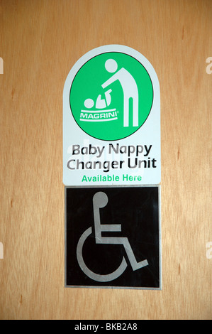 Signe pour toilettes pour handicapés et bébé commode à langer, England, UK Banque D'Images