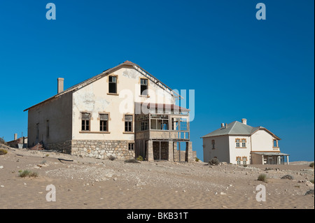 Le Minenverwalter Buchhalter et maisons de Kolmanskop Ghost Town près de Lüderitz, Namibie Banque D'Images