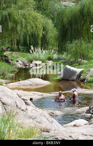 Vieux couple prendre un bain dans une piscine naturelle dans une rivière de Cascada del Toro Muerto, Mina Clavero, Cordoba, Argentine Banque D'Images