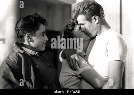 REBEL WITHOUT A CAUSE (1955), NATALIE WOOD, SAL MINEO, JAMES DEAN KISSING RWC 006P Banque D'Images