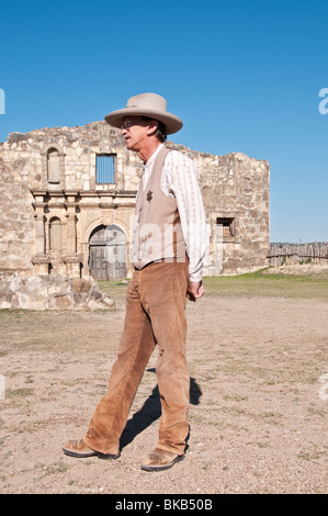 Texas Hill Country,, Brackettville, Alamo Village, l'emplacement de film depuis 1951, Alamo Réplique de l'Église, guide en costume Banque D'Images