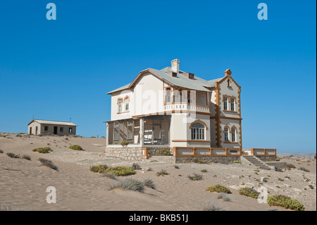 Le Minenverwalter ou directeurs de mine House en Kolmanskop Ghost Town près de Lüderitz, Namibie Banque D'Images