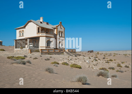 Le Minenverwalter ou directeurs de mine House en Kolmanskop Ghost Town près de Lüderitz, Namibie Banque D'Images