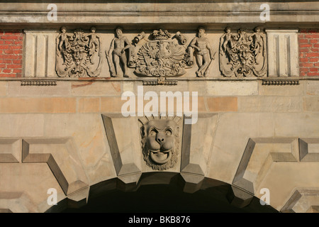 Armoiries de la Pologne à l'extérieur de la porte verte à Gdansk, Pologne Banque D'Images