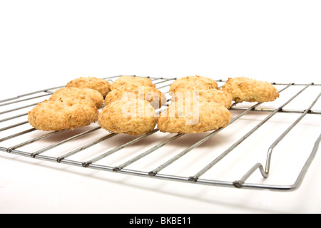 Cookies Noix de coco au four Accueil moments de fusion appelé vue basse sur grille de refroidissement. Banque D'Images