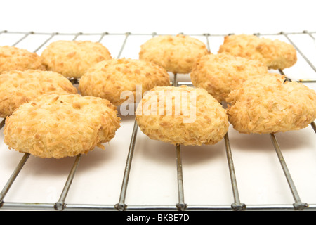 Cookies Noix de coco au four Accueil moments de fusion appelé vue basse sur grille de refroidissement. Banque D'Images