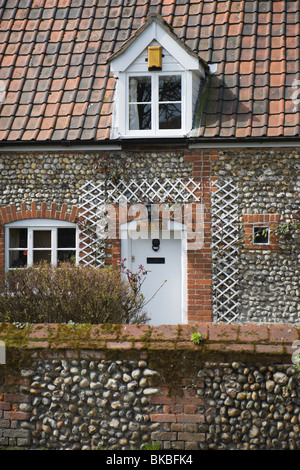 Un cottage en pierre dans la région de Suffolk, Angleterre Banque D'Images