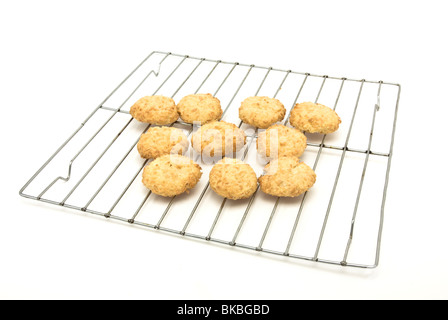 Cookies Noix de coco au four Accueil moments de fusion appelé vue basse sur grille de refroidissement. Banque D'Images