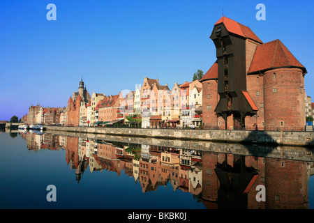 Grue du port médiéval le long de la rivière Motlava à Gdansk, Pologne Banque D'Images