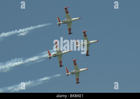 4 Fouga CM 170 aussi Tzukit Magister formateurs jet de l'équipe de voltige de l'Armée de l'air israélienne volant en formation pendant le jour de l'indépendance en Israël Banque D'Images