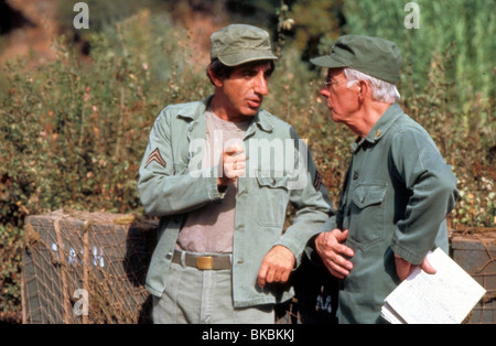 M.A.S.H. (TV) MASH (ALT) JAMIE FARR, HARRY MORGAN MTV 006 Banque D'Images