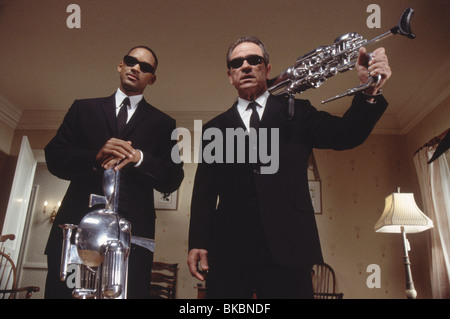 MEN IN BLACK II (2002) WILL SMITH, TOMMY LEE JONES MIB2 001-04 Banque D'Images