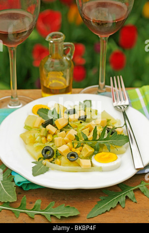 Salade de pommes de terre au fromage et à la roquette. Recette disponible. Banque D'Images