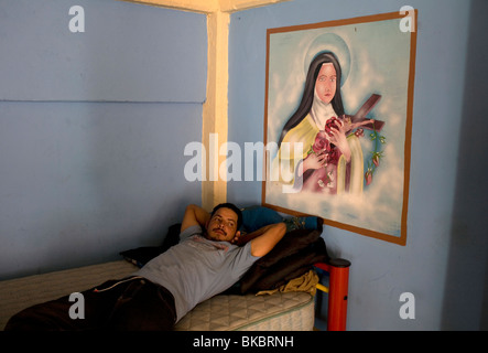 Un sans papiers migrants d'Amérique centrale traversant le Mexique pour nous se trouve dans un lit dans un abri pour les migrants dans la ville de Mexico Banque D'Images