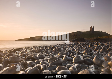 Château de Dunstanburgh vu de Embleton Bay Banque D'Images