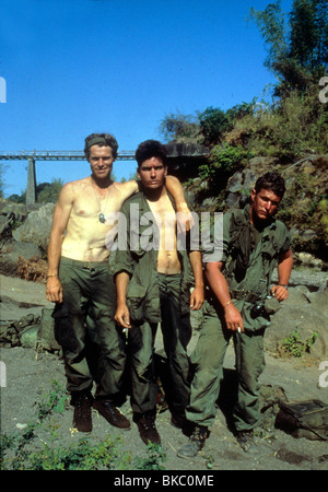 PLATOON (1986) Willem Dafoe, Charlie Sheen, TOM BERENGER PPLT 010 Banque D'Images