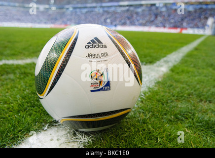 Jabulani, matchball officiel de la Coupe du Monde de Football 2010 en Afrique du Sud à l'angle des oitch football Banque D'Images