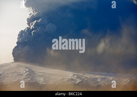 En éruption, Eyjafjallajokull vu depuis le nord-ouest de l'Islande - avril 2010 Banque D'Images