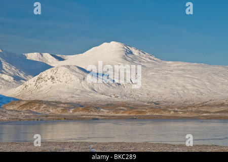 Lochan Na H Achlaise Glencoe Highland avec mont noir en hiver avec de la neige Banque D'Images