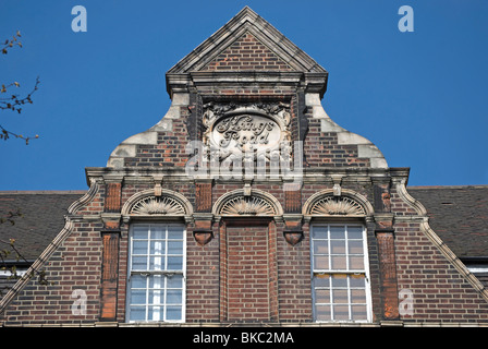 Caractéristiques de l'architecture en haut d'un bâtiment des années 1880 sur la King's Road, Chelsea, Londres, Angleterre Banque D'Images