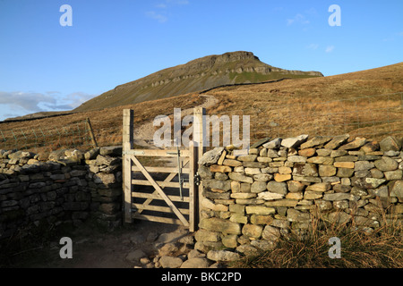 Vue de Pen-y-ghent, une montagne dans le Yorkshire Dales et l'un des Trois Pics Banque D'Images