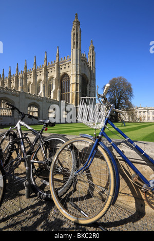 Vélos à l'extérieur de la chapelle du King's College, Cambridge construit entre 1446-1531 Banque D'Images