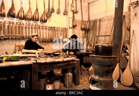 Ababakri Selay et fils, Muhammad Turson Ouïgours sont ils font plus de 40 variétés d'instruments dans leur atelier dans la ville de Kashgar Banque D'Images