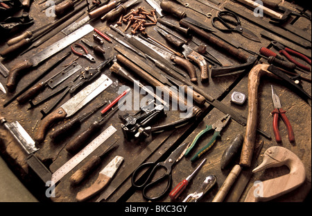 Détail de la grande variété d'outils pour faire des Ouïgours musulmans traditionnels et d'autres instruments et de l'Asie centrale à l'atelier Banque D'Images