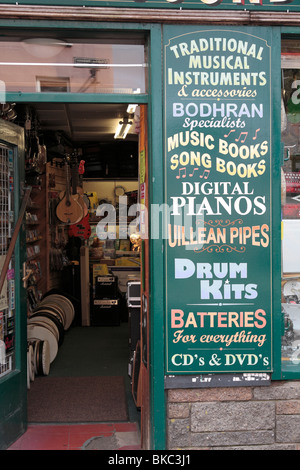 Signe par la porte d'un magasin de musique à Killarney, dans le comté de Kerry Irlande Banque D'Images