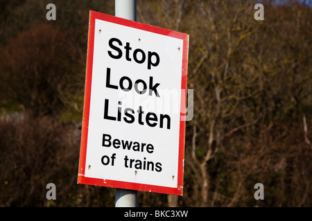 Arrêter de regarder Écouter Méfiez-vous des trains panneau d'avertissement sur la ligne de chemin de fer St Pembrokeshire Wales UK Ishmaels Banque D'Images